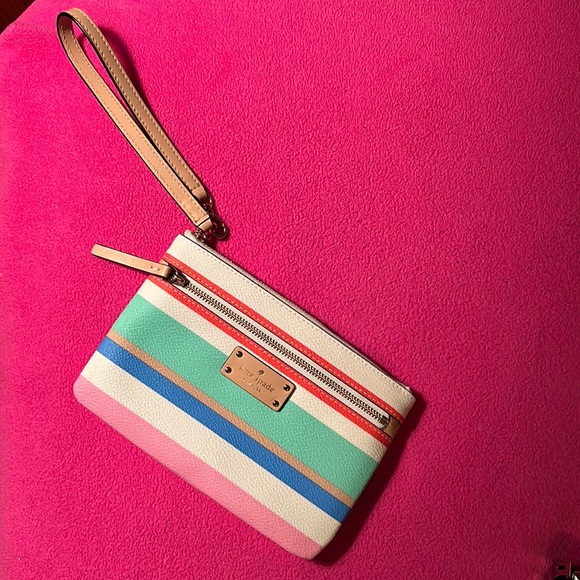 kate spade Handbags - BNWOT Kate spade wristlet